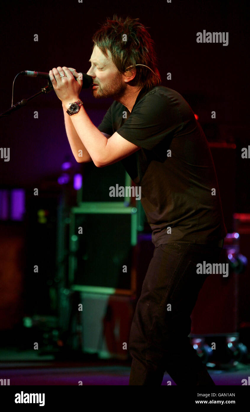 Thom Yorke von Radiohead tritt im BBC Radio Theatre im Portland Place, im Zentrum von London, auf. Stockfoto