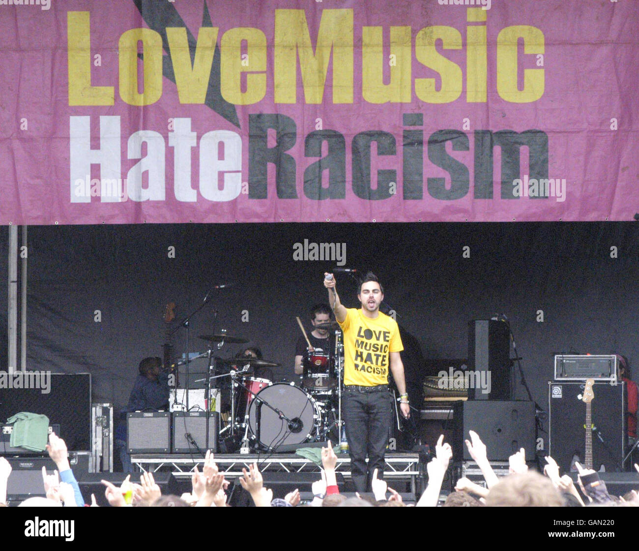Love Music Hate Racism Festival - London. Die Rockband Hard-Fi tritt beim Love Music Hate Racism Festival 2008 im Victoria Park, London, auf. Stockfoto