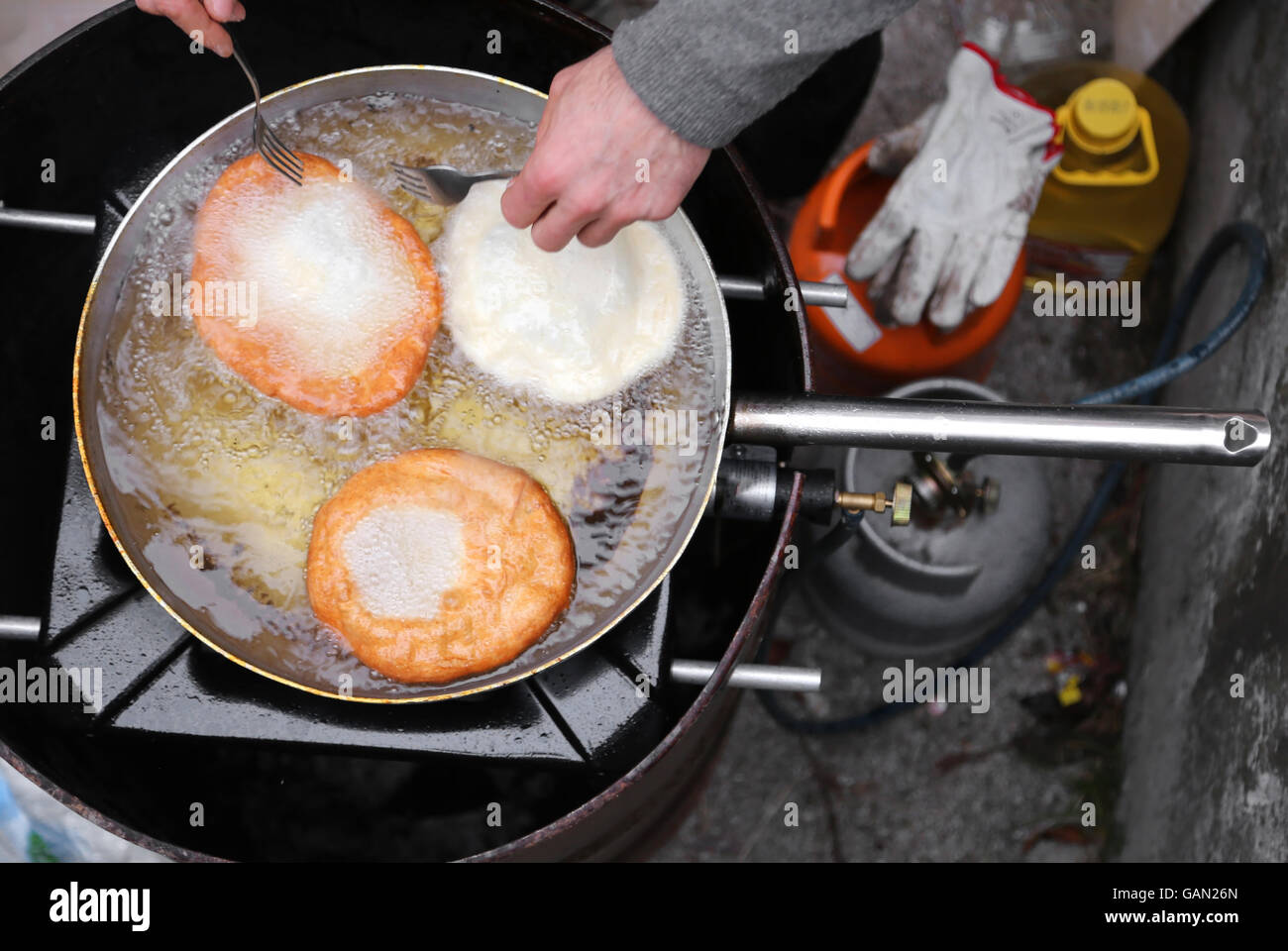 leckere Frittes gekocht in sehr heißem Öl in großen Aluminium-Topf im italienischen restaurant Stockfoto