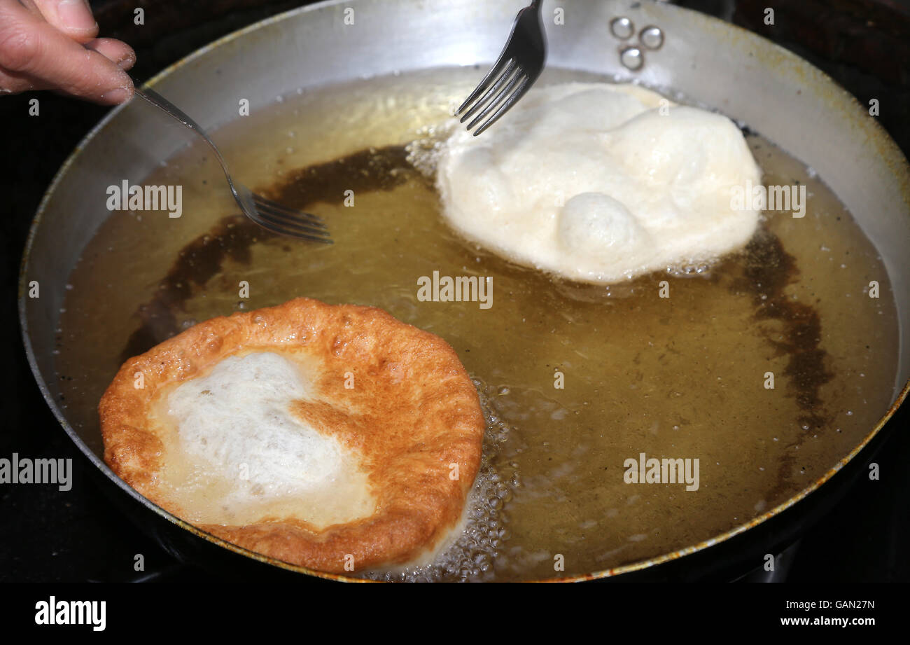 zwei Pfannkuchen in heißem Öl und die beiden Gabeln des italienischen Restaurants Stockfoto