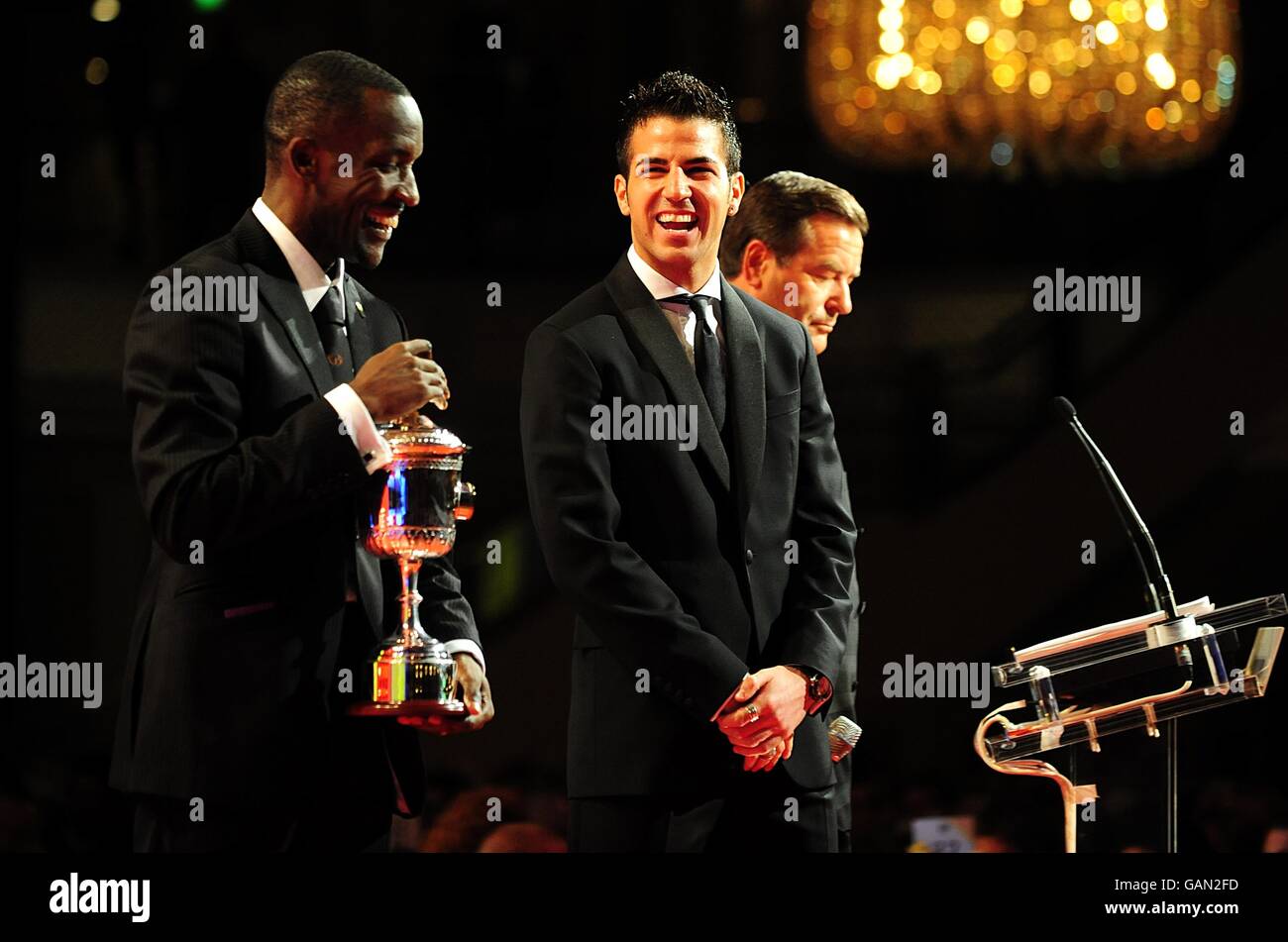 Cesc Fabregas von Arsenal und Chris Powell, Vorsitzender der PFA, bei den PFA Player of the Year Awards 2008 im Grosvenor House Hotel, London. Stockfoto