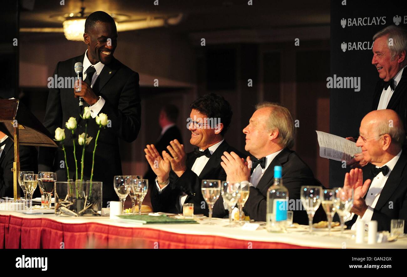 PFA-Vorsitzender Chris Powell (l) spricht mit dem CEO der PFA (Professional Footballers Association) Gordon Taylor und dem England-Manager Fabio Capello bei den PFA Player of the Year Awards 2008 im Grosvenor House Hotel, London. Stockfoto