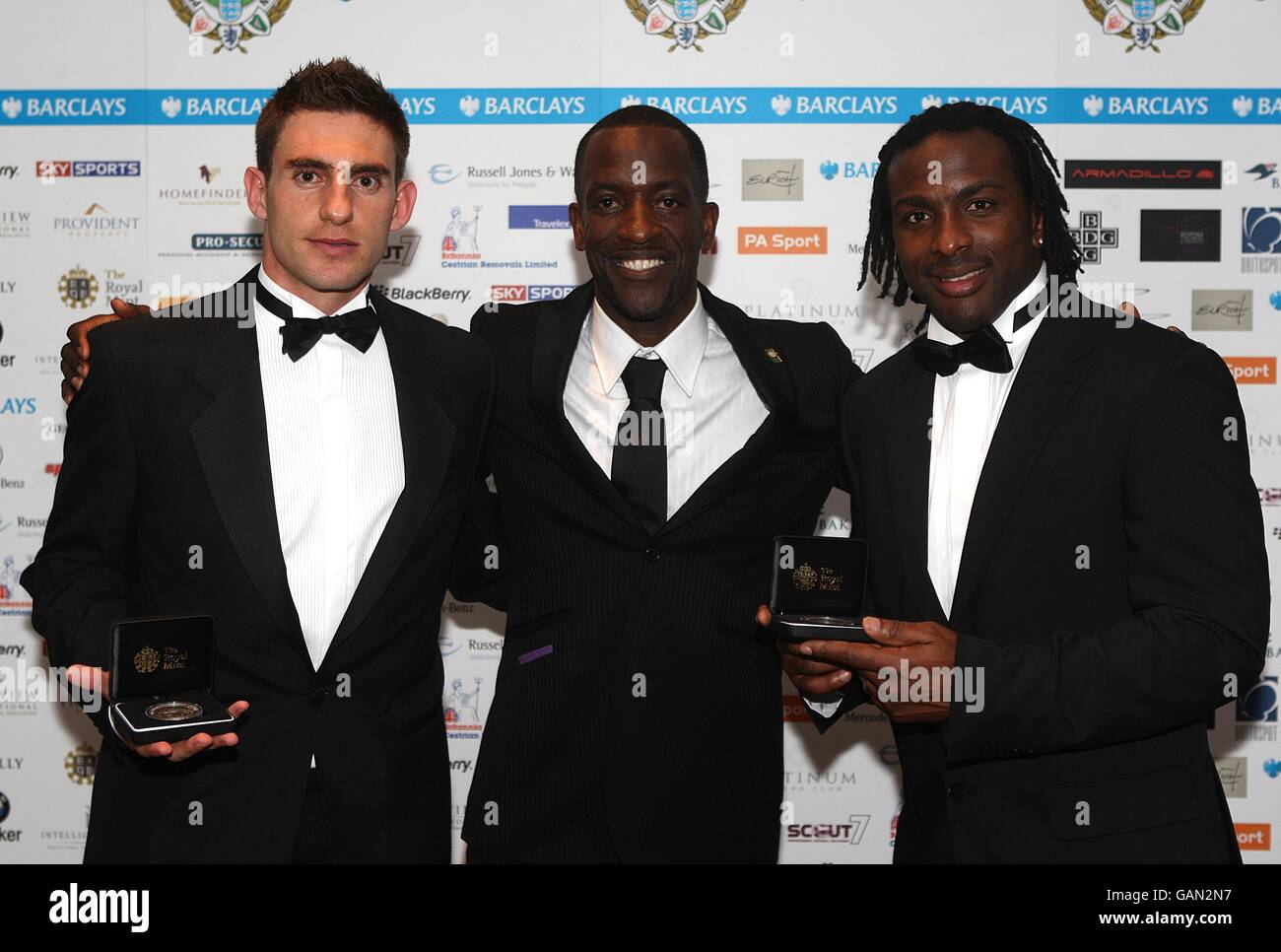 Angel Rangel (l) und Jason Scotland (r) von Swansea City mit ihren Auszeichnungen für das Divisional Team of the Year (League 1) und PFA-Vorsitzender Chris Powell (c) bei den PFA Player of the Year Awards 2008 im Grosvenor House Hotel, London. Stockfoto