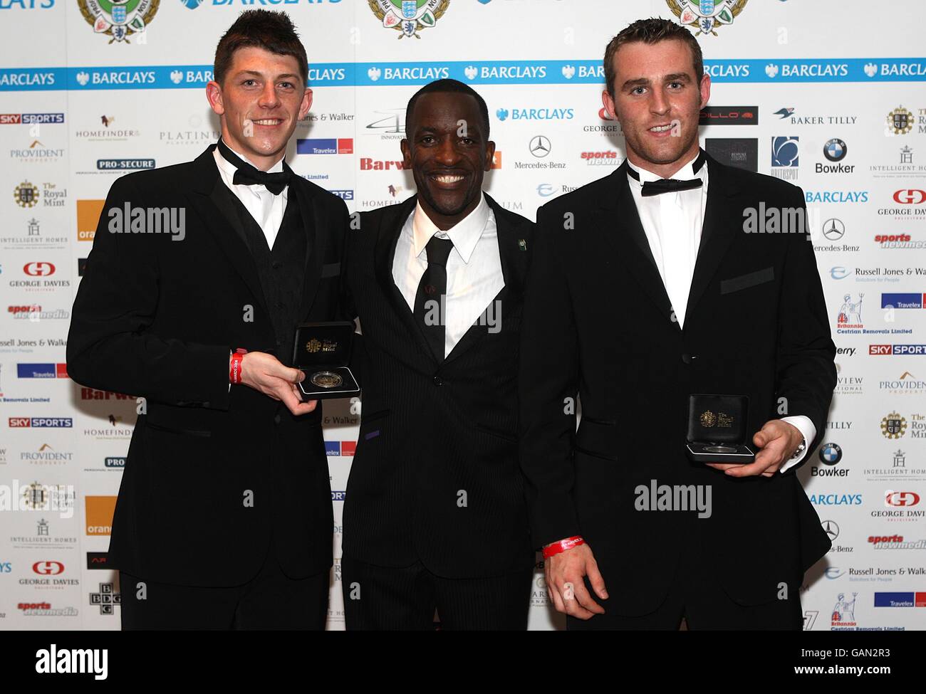 Carlisle United Torwart Keiren Westwood (l.) und Danny Livesey (r.) mit ihrem Preis für das Divisional Team of the Year (Liga 1) und PFA Chairman Chris Powell (c) bei den PFA Player of the Year Awards 2008 im Grosvenor House Hotel, London. Stockfoto