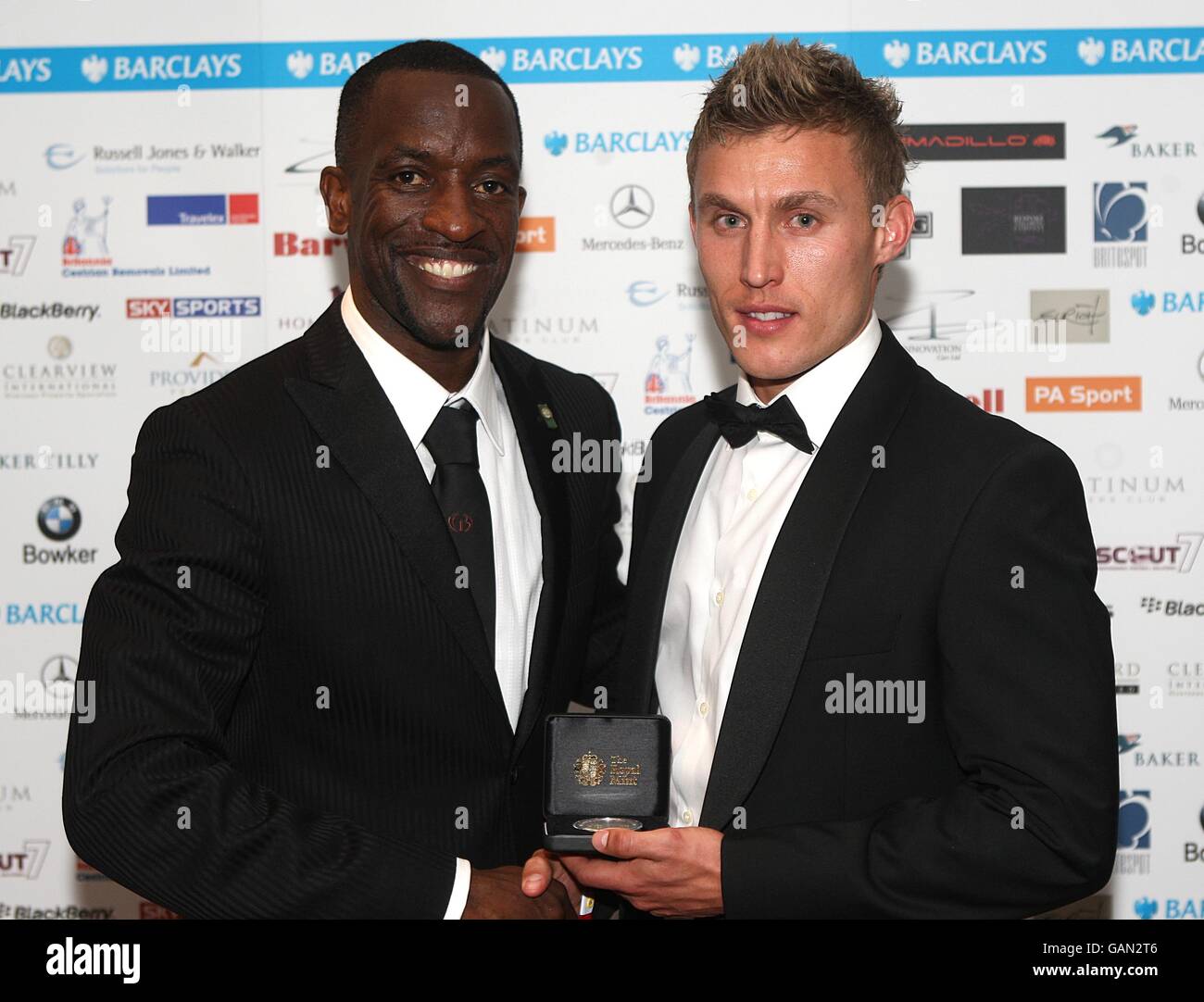 Brentfords Craig Pead mit seiner Auszeichnung für das Divisional Team of the Year (League 2) und PFA-Chairman Chris Powell (l) bei den PFA Player of the Year Awards 2008 im Grosvenor House Hotel, London. Stockfoto