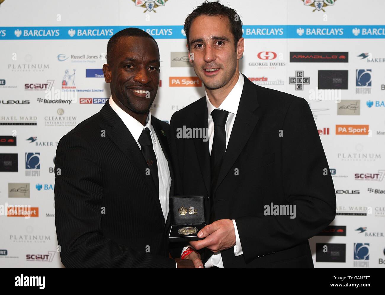 Darlington's Stephen Foster mit seiner Auszeichnung für Divisional Team of the Year (League 2) und PFA Chairman Chris Powell (l) bei den PFA Player of the Year Awards 2008 im Grosvenor House Hotel, London. Stockfoto