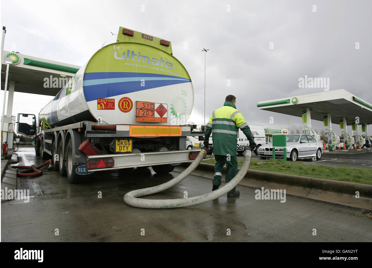 Arbeiter in der Ölraffinerie streiken. Allgemeine Ansicht ein Tankwagen, der an einer BP-Tankstelle auf der M8 in Harthill nachfüllt. Stockfoto