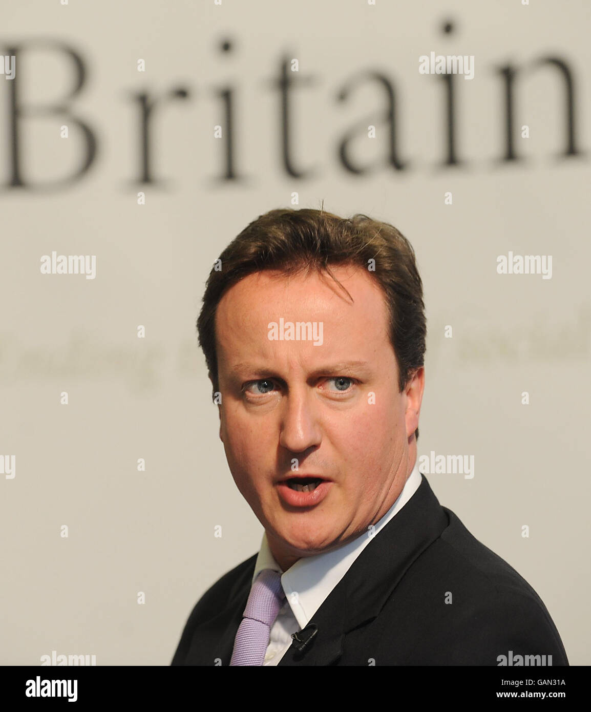 Der konservative Parteivorsitzende David Cameron spricht heute im Somers Town Community Centre in London, wo er die Pläne seiner Partei zur Bekämpfung der Armut in Großbritannien bekannt gab. Stockfoto