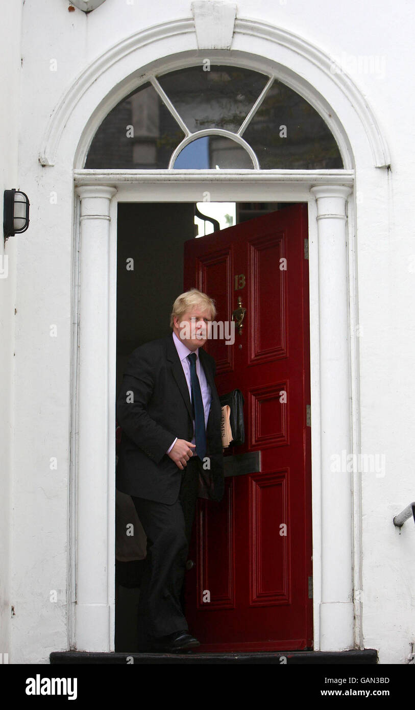 Der konservative Londoner Bürgermeister Boris Johnson verlässt sein Haus in Islington, London. Stockfoto