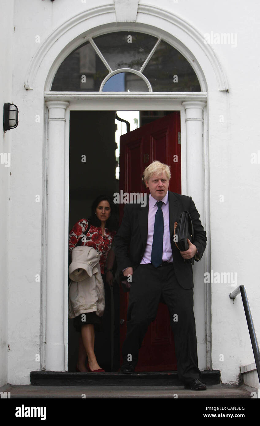 Der konservative Londoner Bürgermeister Boris Johnson und seine Frau Marina verlassen ihre Heimat in Islington, London. Stockfoto