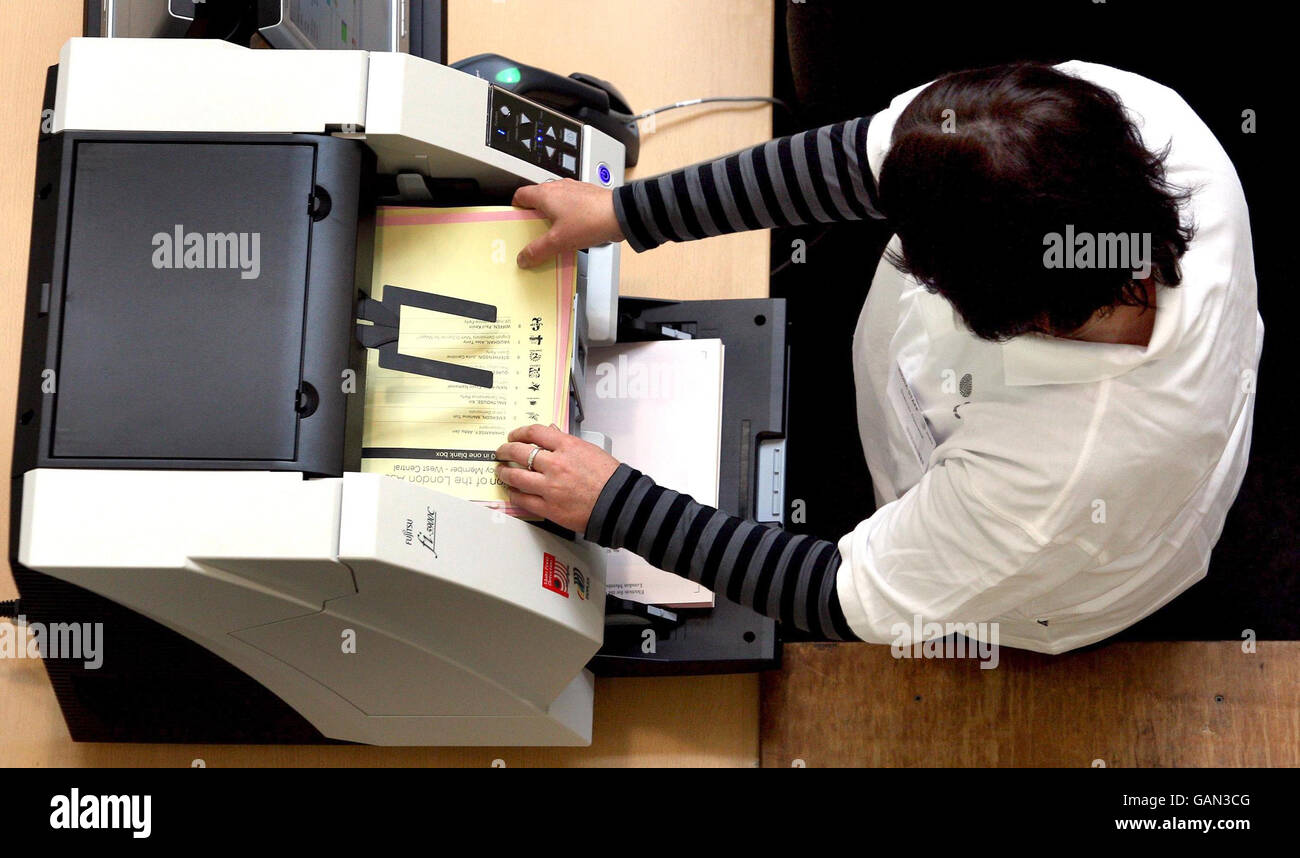 Die Stimmen werden erstmals mit elektronischen Maschinen im Olympia Counting Center, London, gezählt. Stockfoto