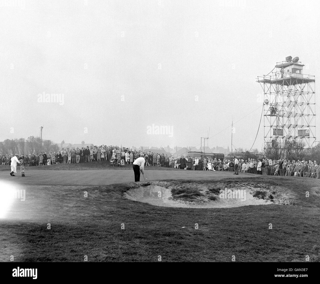 Golf - Ryder Cup - Großbritannien und Irland / USA - Royal Lytham und St Annes. Eine allgemeine Ansicht von Bernard Hunt, der in seinem Siegerspiel gegen den amerikanischen Kapitän Jerry Barber auf den 4. Grünen Platz ging. Stockfoto