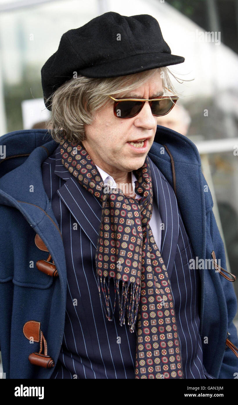 Bob Geldof vor dem SECC in Glasgow, nachdem er vor der Konferenz der British Insurance Brokers Association (BIBA) sprach. Stockfoto