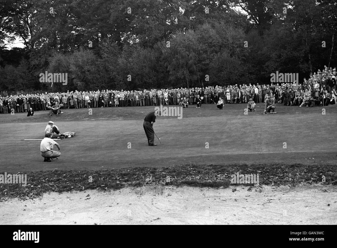 Golf - Ryder Cup - Großbritannien und Irland / USA - Wentworth. Fred Daly senkt seinen Putt, um das Loch zu halbieren und 3 beim 18. Grün zu halten. Stockfoto