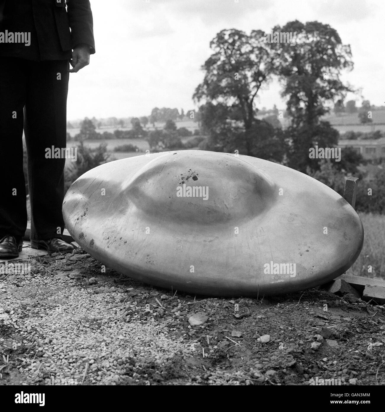 Eines der seltsamen Objekte, alle ähnlich fliegenden Untertassen und emittierende Geräusche, in verschiedenen Teilen von Großbritannien gefunden. Dieses Objekt wurde in Chippenham, Wiltshire gefunden. Stockfoto