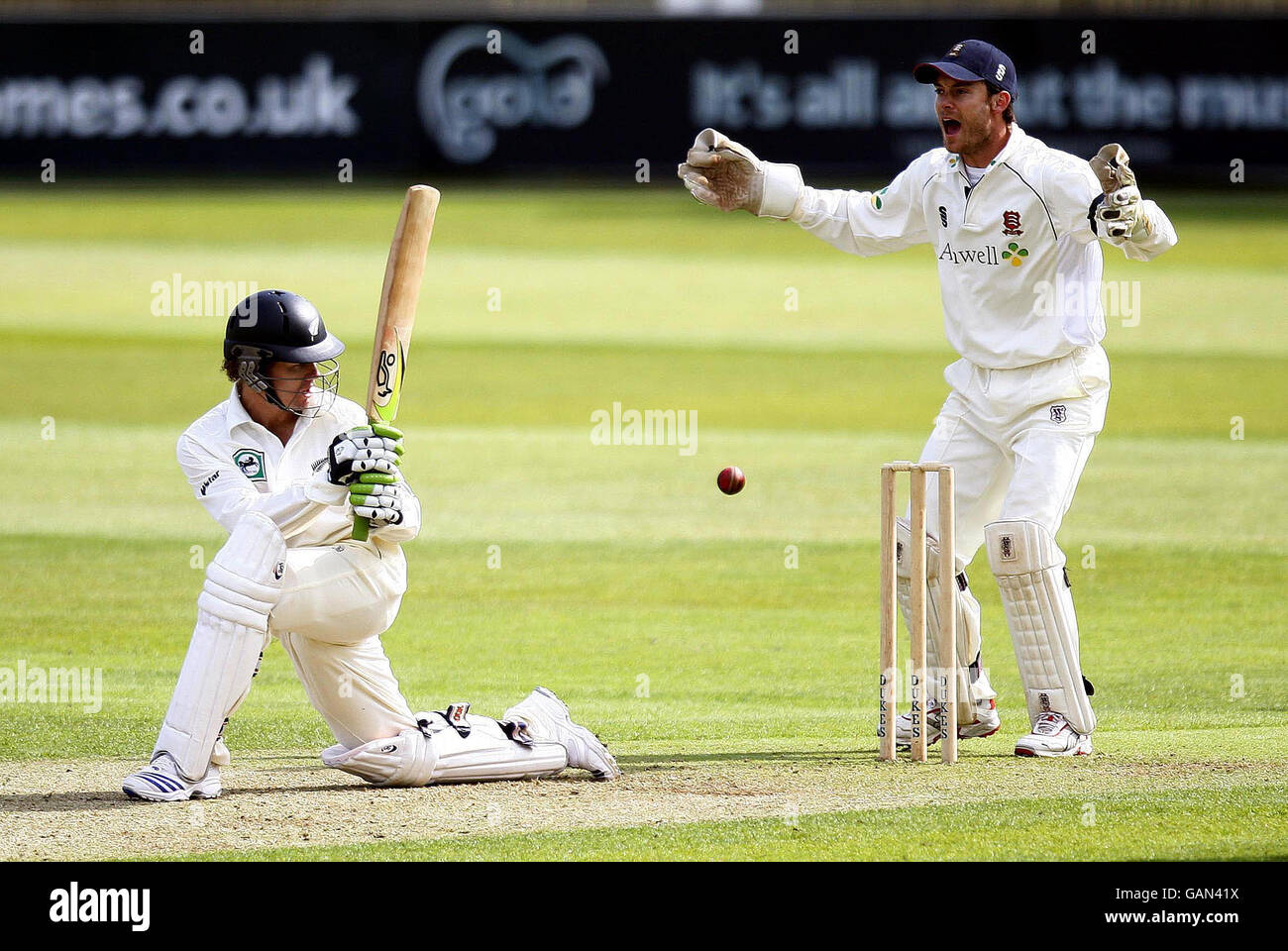 Der Neuseeländer James Marshall trifft beim Tour-Spiel auf dem Ford County Ground, Chelmsford, Essex, an Essex-Flechtkeeper James Foster vorbei. Stockfoto