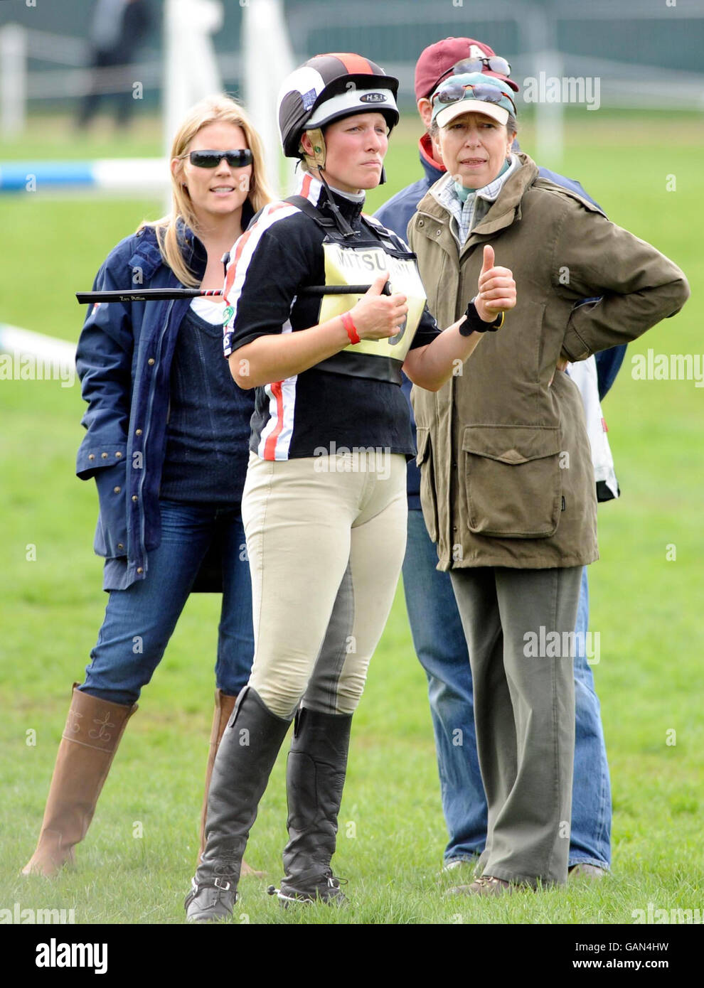 Zara Phillips steht mit der Prinzessin Royal, Autumn Kelly und Peter Phillips (versteckt) nach dem Abschluss der Langlaufstrecke auf Glenbuck mit insgesamt Strafpunkten von 57.2 bei den Mitsubishi Motors Badminton Horse Trials. Stockfoto