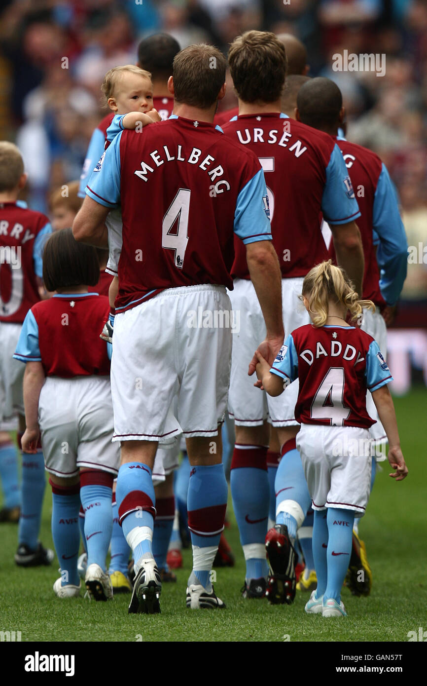 Fußball - Barclays Premier League - Aston Villa gegen Wigan Athletic - Villa Park. Olof Mellberg von Aston Villa führt seine Tochter Saga und seinen Sohn John als Mannschaftsmaskotten vor dem letzten Heimspiel im Villa Park aus. Stockfoto