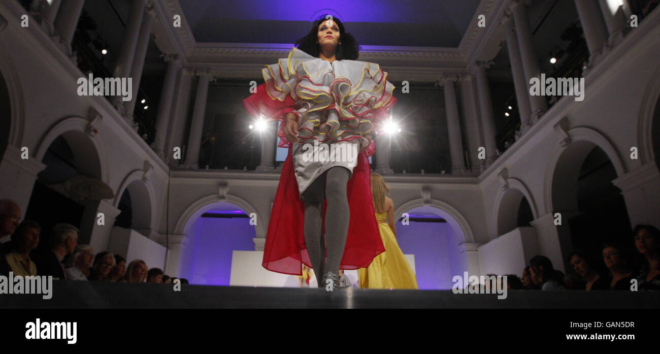 Ausstellung des Edinburgh College of Art. Kostüm- und Textilstudenten des Edinburgh College of Art präsentieren ihre Kollektionen auf dem Laufsteg. Stockfoto