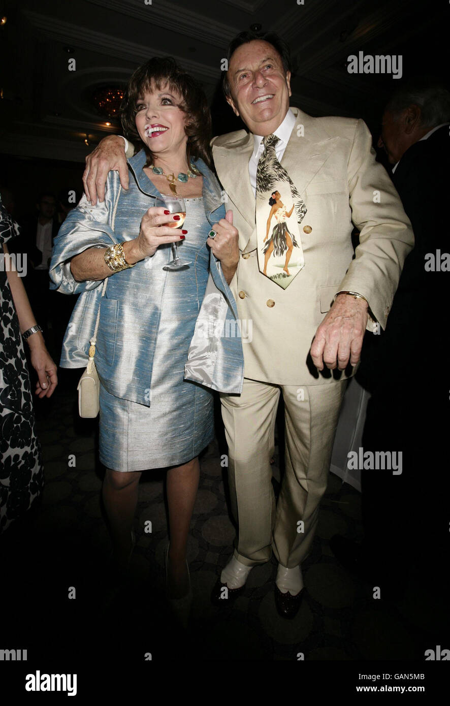 Joan Collins und Barry Humphries bei einer Party zum 180-jährigen Jubiläum des wöchentlichen Politikmagazins The Spectator im Churchill Hyatt Hotel im Zentrum von London. Stockfoto