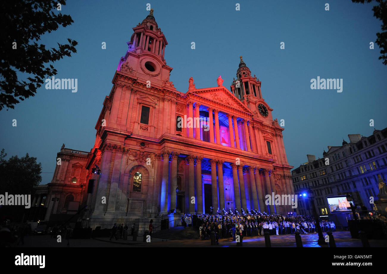 Ein Teil der britischen Streitkräfte vor der St. Paul's Cathedral im Zentrum von London begrüßt für die City eine Open-Air-Parade zu Ehren der Militärhelden des Landes. Stockfoto