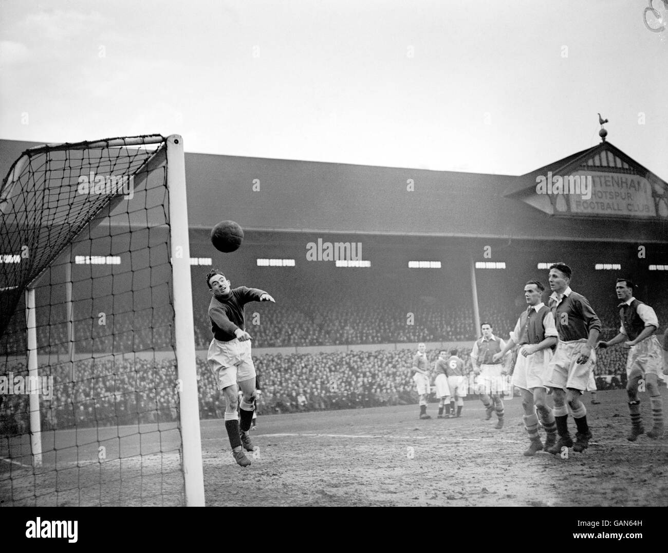 Bryn Jones von Arsenal (dritte R) Und Joe Mercer (r) sieht sich als Chelsea-Torwart Harry an Medhurst (l) macht einen fliegenden retten Stockfoto