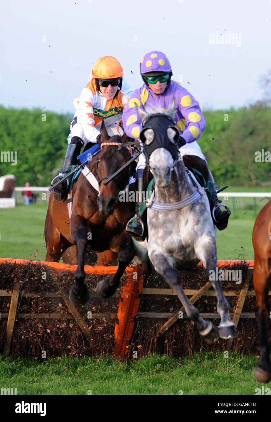 Themaneescapesme reiden von EINEM P McCoy Zusammenstöße mit Ganymede riden Von T J Phelan in der Volkswagen Toureg Handicap-Hürde Rennen Stockfoto