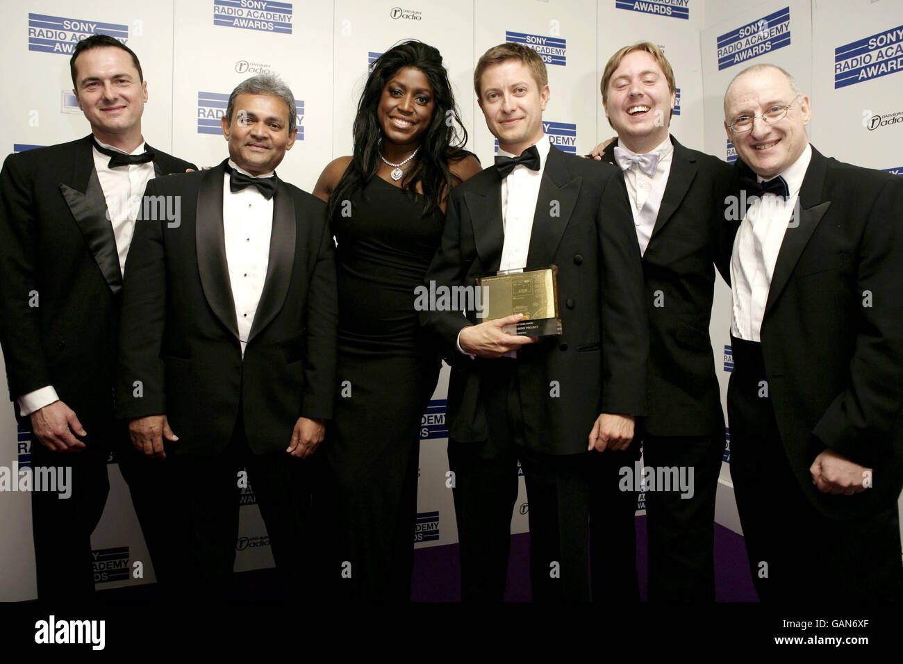 Mica Paris (Mitte) verleiht dem BBC World Service den Multiplatform Radio Award während der Sony Radio Academy Awards im Grosvenor House Hotel im Zentrum von London. Stockfoto