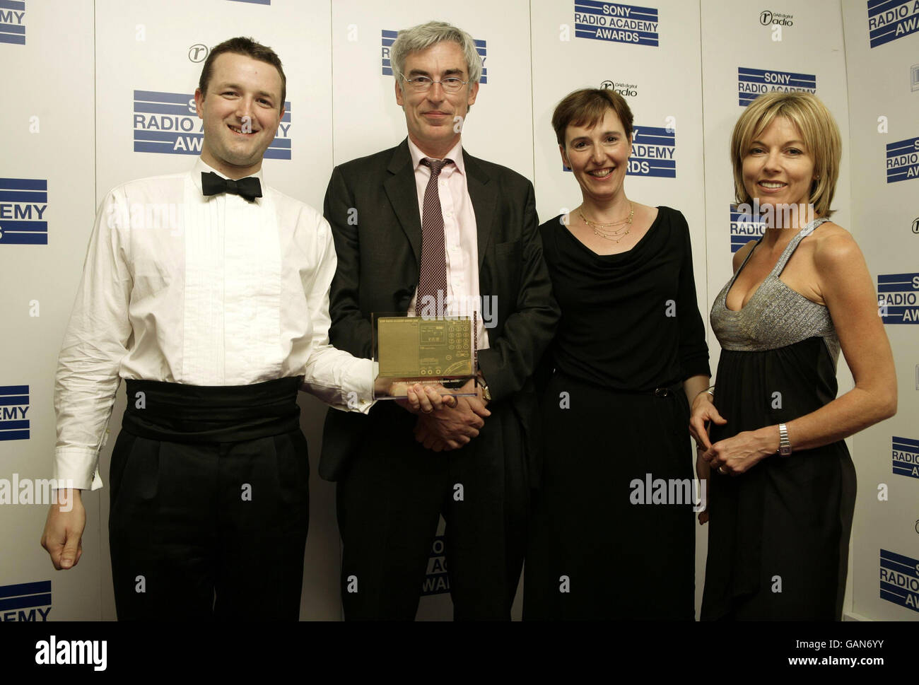 Mary Nightingale (rechts) überreicht den News & Current Affairs Program Award an „NewsHour“ des BBC World Service während der Sony Radio Academy Awards im Grosvenor House Hotel im Zentrum von London. Stockfoto
