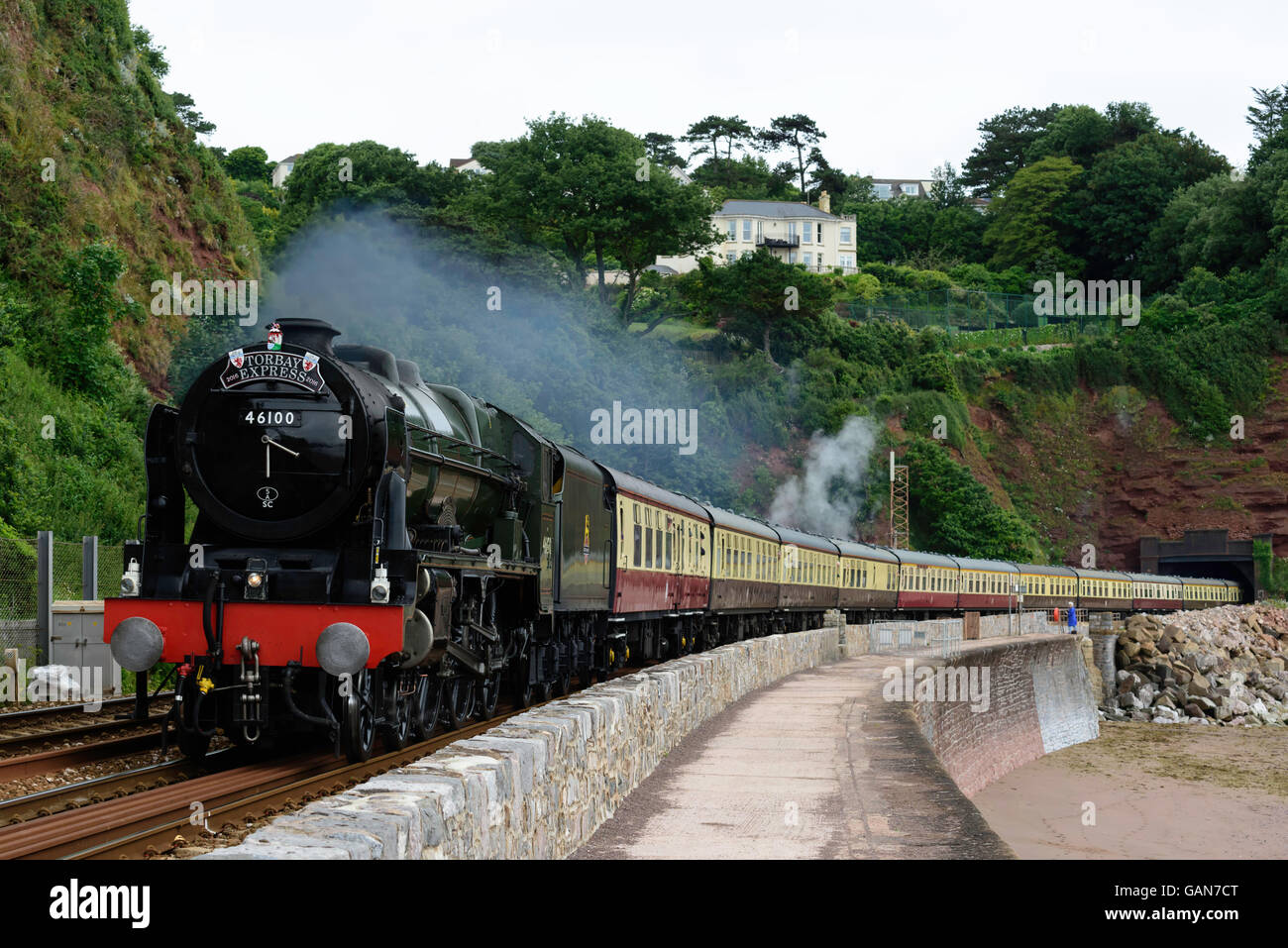 Dampf Lok 46100 Royal Scot schleppt die Torbay Express, entlang dem Deich Teignmouth South Devon UK Stockfoto