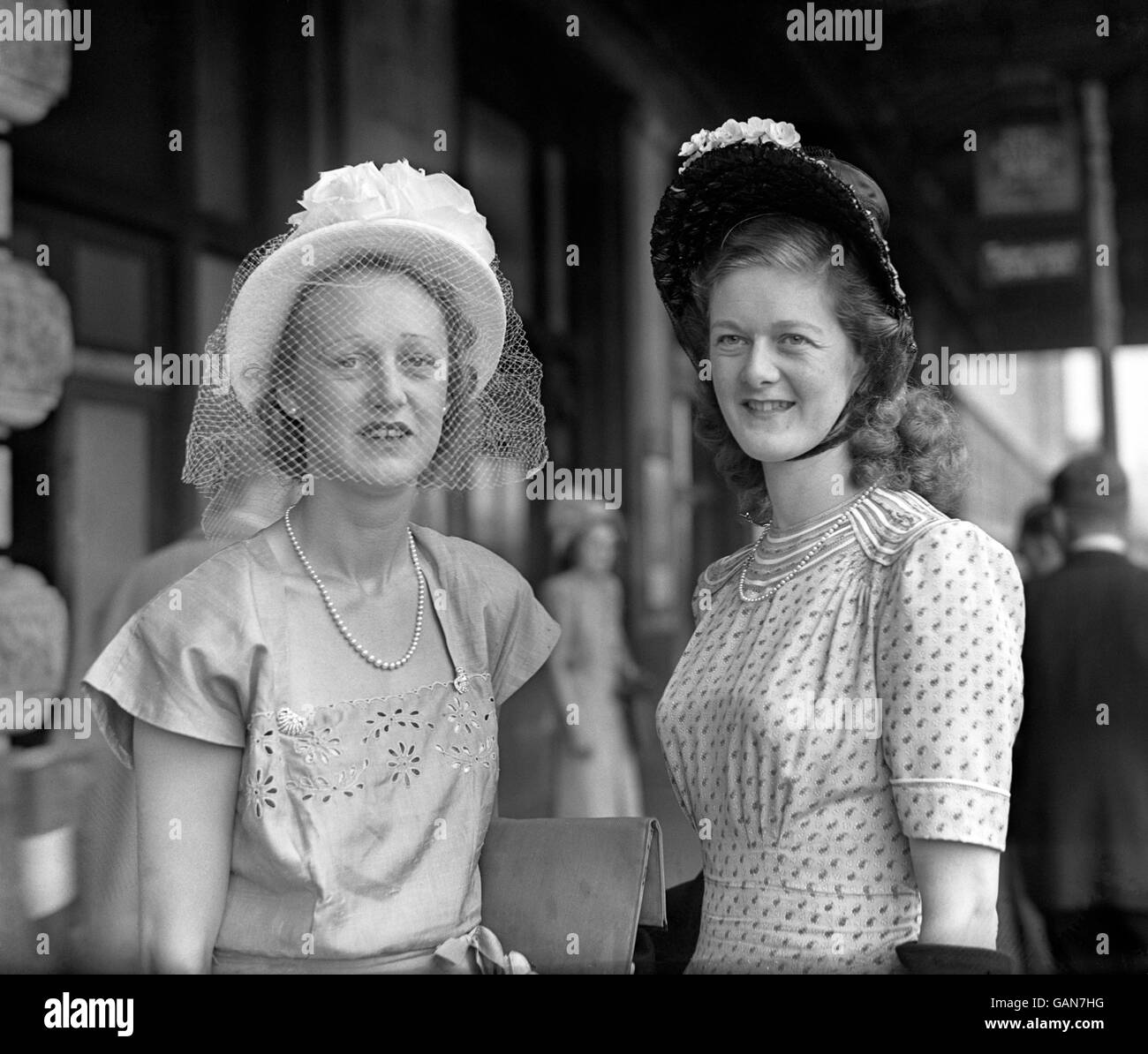 Miss I Coppock, links, trägt einen verschleierten Hut und Mrs. S. McCash trägt eine Haube bei Royal Ascot. Stockfoto