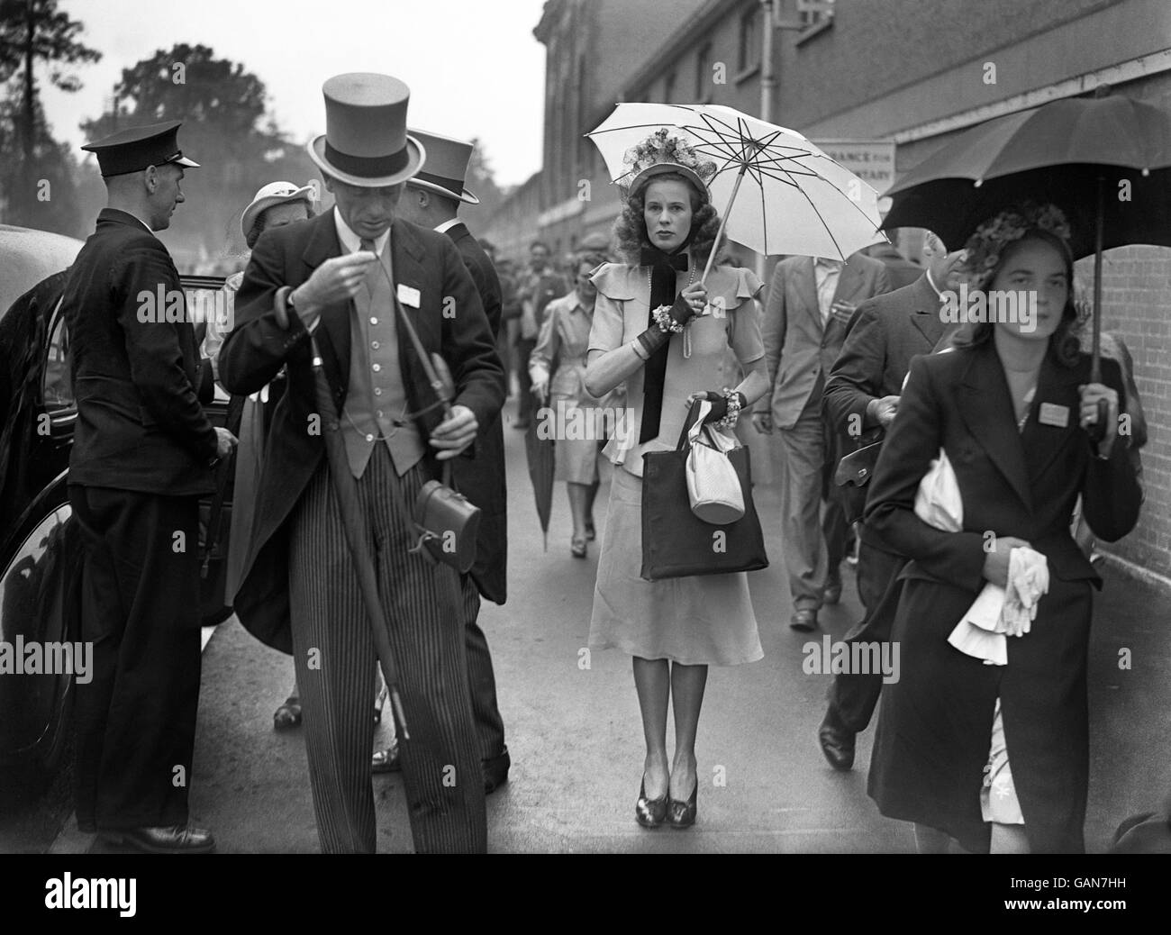 Lady Winnington mit einem Regenschirm, der hilft, ihr Kleid zu schützen. Stockfoto