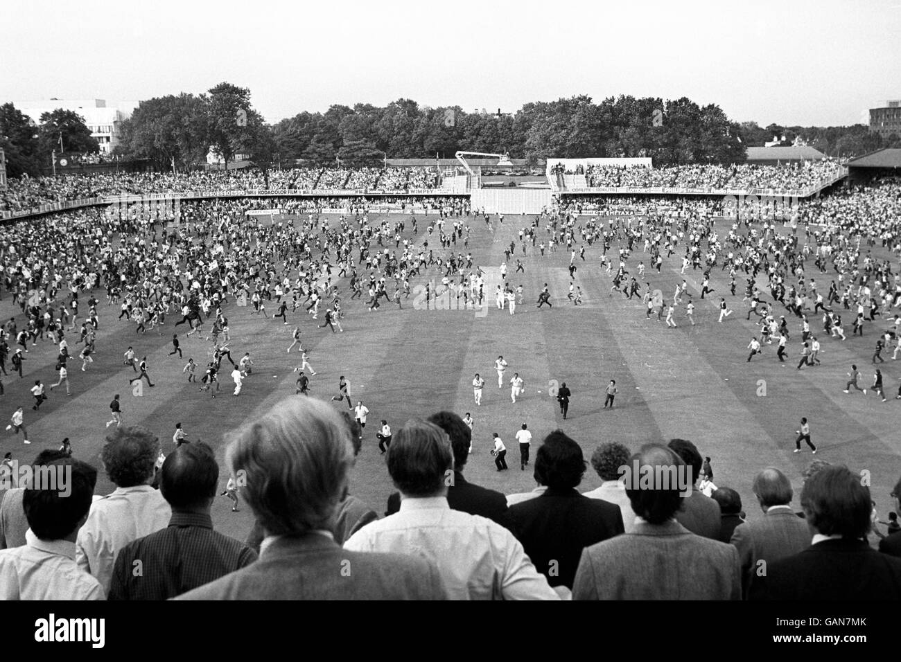 Vogelperspektive auf den Höhepunkt der Weltmeisterschaft, als Fans das Spielfeld nach Michael Holding's Wicket fiel einmarschieren, was Indien den Sieg über den Titelverteidiger West Indies bescherte. Stockfoto