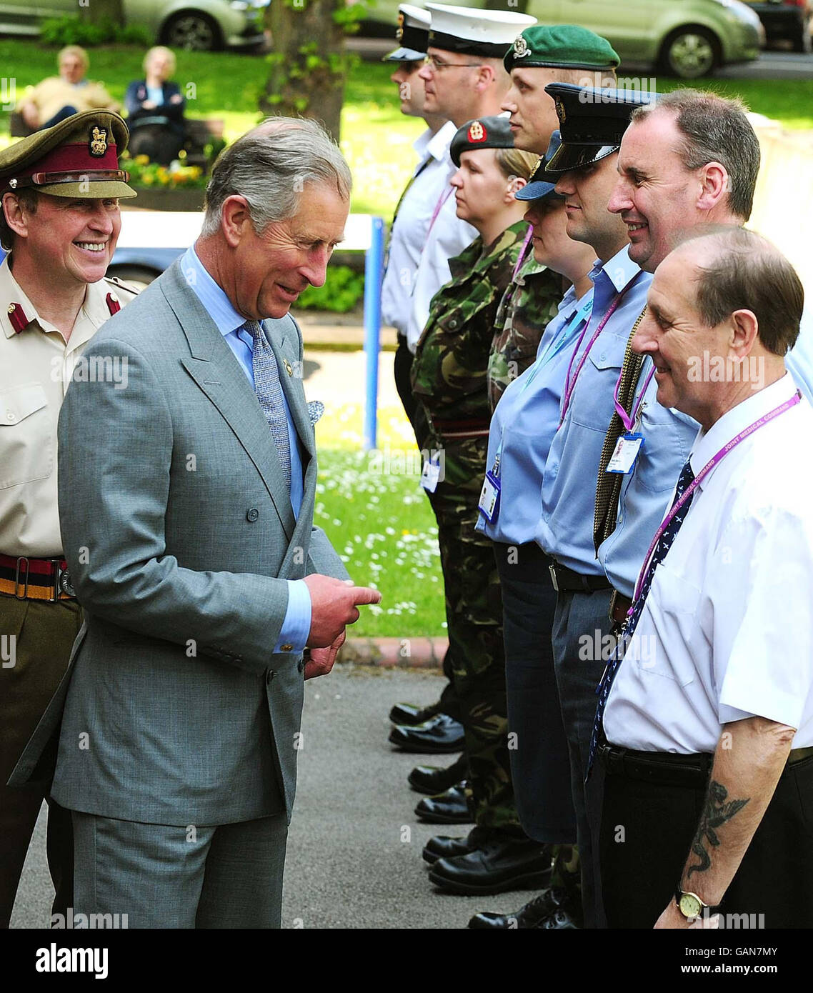 Der Prinz von Wales trifft im Royal Centre for Defence Medicine (RCDM) im Selly Oak Hospital in Birmingham militärisches und ziviles Krankenhauspersonal, das sich mit der Betreuung und Behandlung britischer Männer und Frauen aus der ganzen Welt beschäftigt. Stockfoto