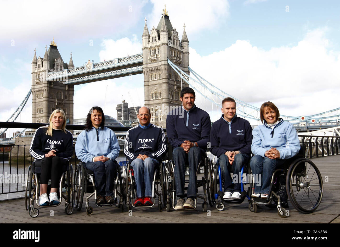 Elite-Rollstuhlfahrer (von links nach rechts) Großbritanniens Shelly Woods, die Schweizer Sandra Graf, der Schweizer Heinz frei, Südafrikas Ernst Van Dyk, Großbritanniens David Weir mit Dame Tanni Gray Thompson während einer Fotokalle im Tower Hotel, London. Stockfoto