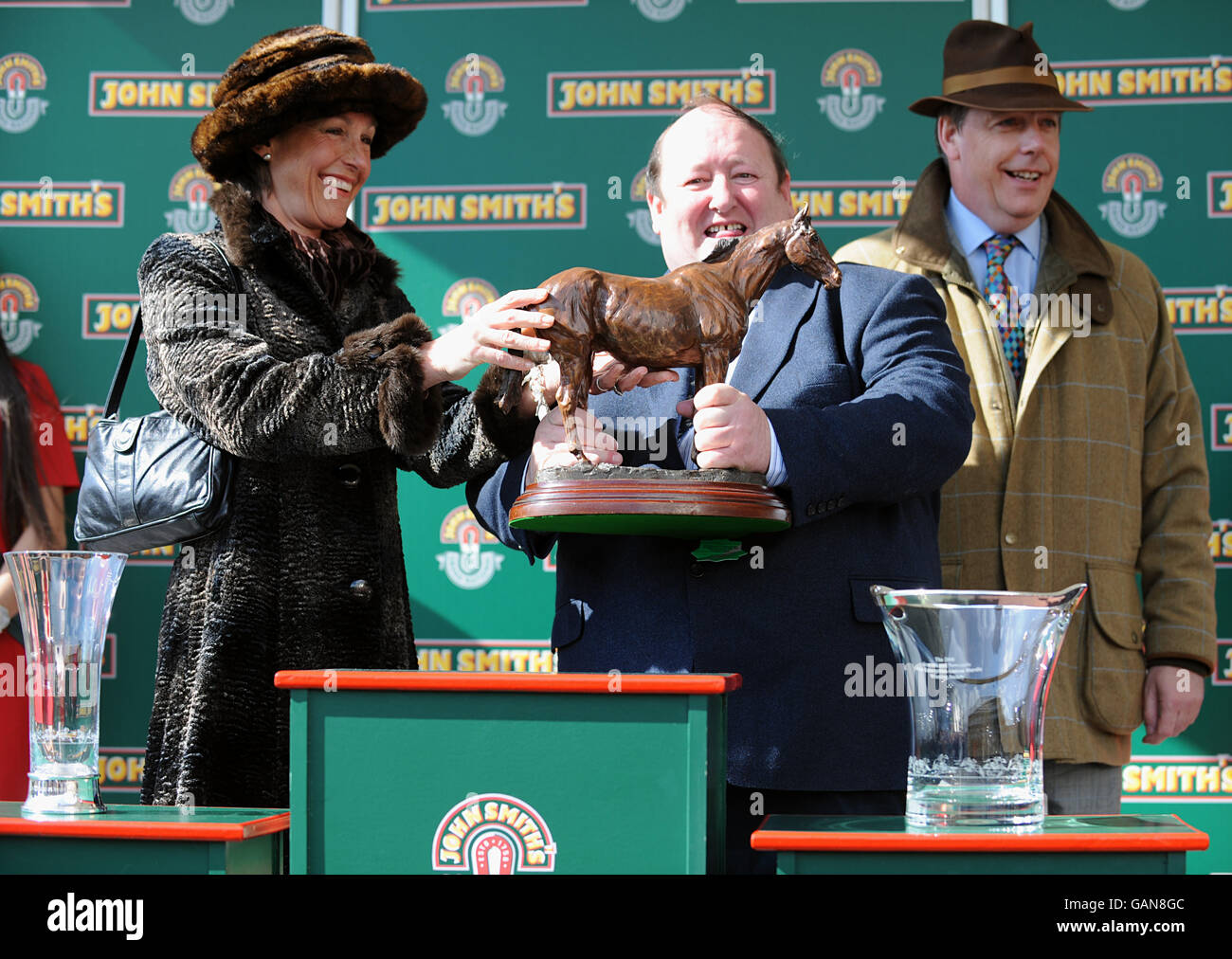 Gewinner des Al Eile Michael Ryan (Mitte) feiert nach Der Gewinn des schottischen und Newcastle Pub Enterprises Aintree Hurdle Race Stockfoto