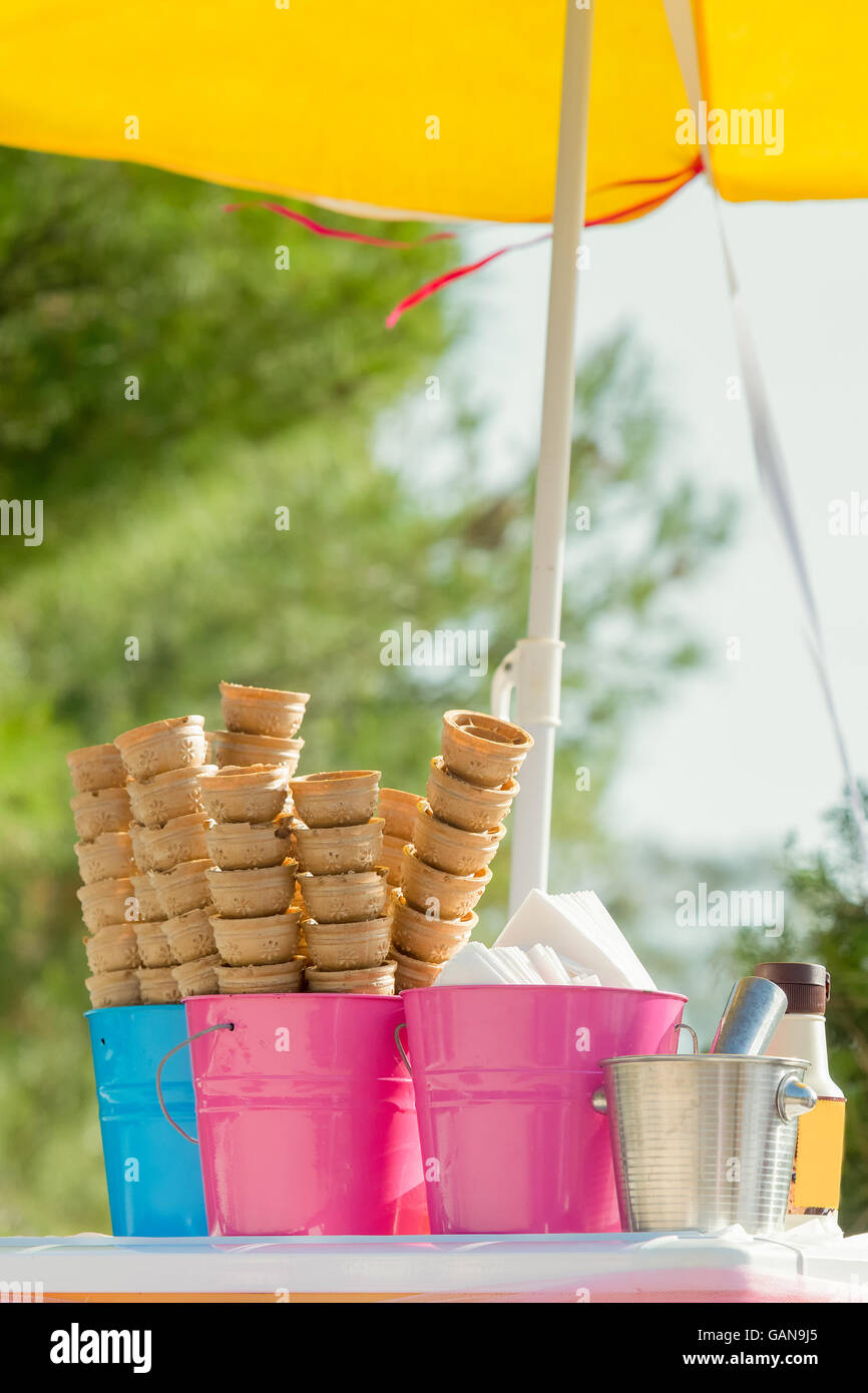 Kornette Eis unter einem gelben Schirm. Stockfoto