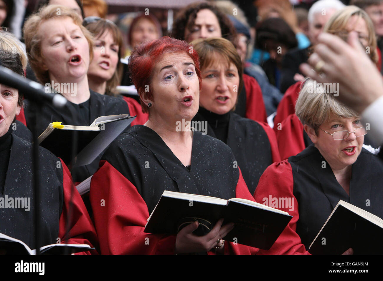 Die Mitglieder der Our Lady's Choral Society führen ihre Jubiläumserstellung von Händels Messias genau an der Stelle im Dubliner Viertel Temple Bar auf, wo sie 1742 uraufgeführt wurde. Stockfoto