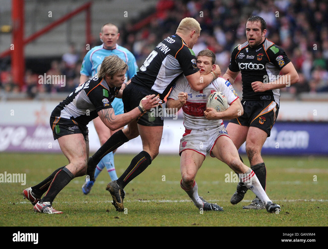 Glenn Morrison von Bradford Bulls (links) und Terry Newton bekämpfen den Peter Fox von Hull KR während des Engage Super League-Spiels in Craven Park, Hull. Stockfoto