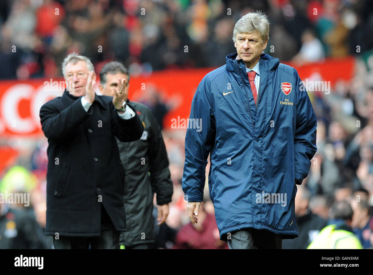 Alex Ferguson (links), Manager von Manchester United, applaudiert, als Arsenal-Manager Arsene Wenger nach dem Spiel der Barclays Premier League in Old Trafford, Manchester, niedergeschlagen aus dem Spiel geht. Stockfoto