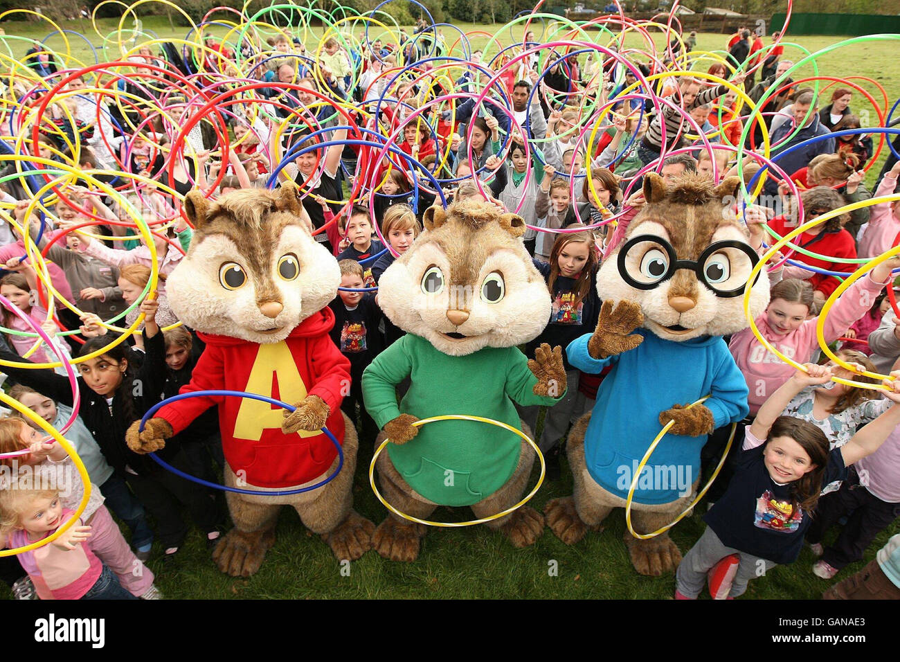 Über 300 Kinder haben einen neuen Guinness-Weltrekord für die weltweit größte Hula Hoop Dance Routine aufgestellt und die DVD-Veröffentlichung der Familienkomödie Alvin and the Chipmunks in Chessington World of Adventure in London markiert. Stockfoto