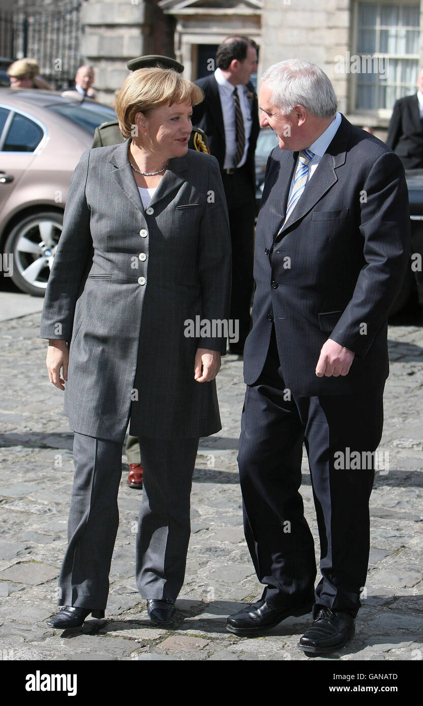 Taoiseach Bertie Ahern begrüßt Bundeskanzlerin Angela Merkel, bevor sie heute im Dublin Castle vor Mitgliedern des National Forum on Europe spricht. Stockfoto