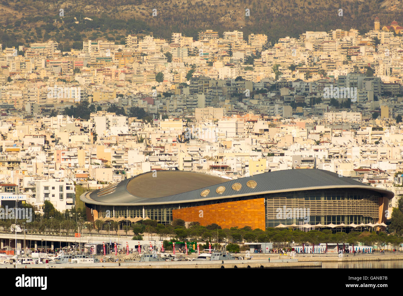 Athen, Griechenland 7 Jumeirah 2016. Tae Kwon-Stadion in Griechenland Piräus. Blick auf die Stadt mit dem Stadion als Vordergrund Landschaft. Stockfoto