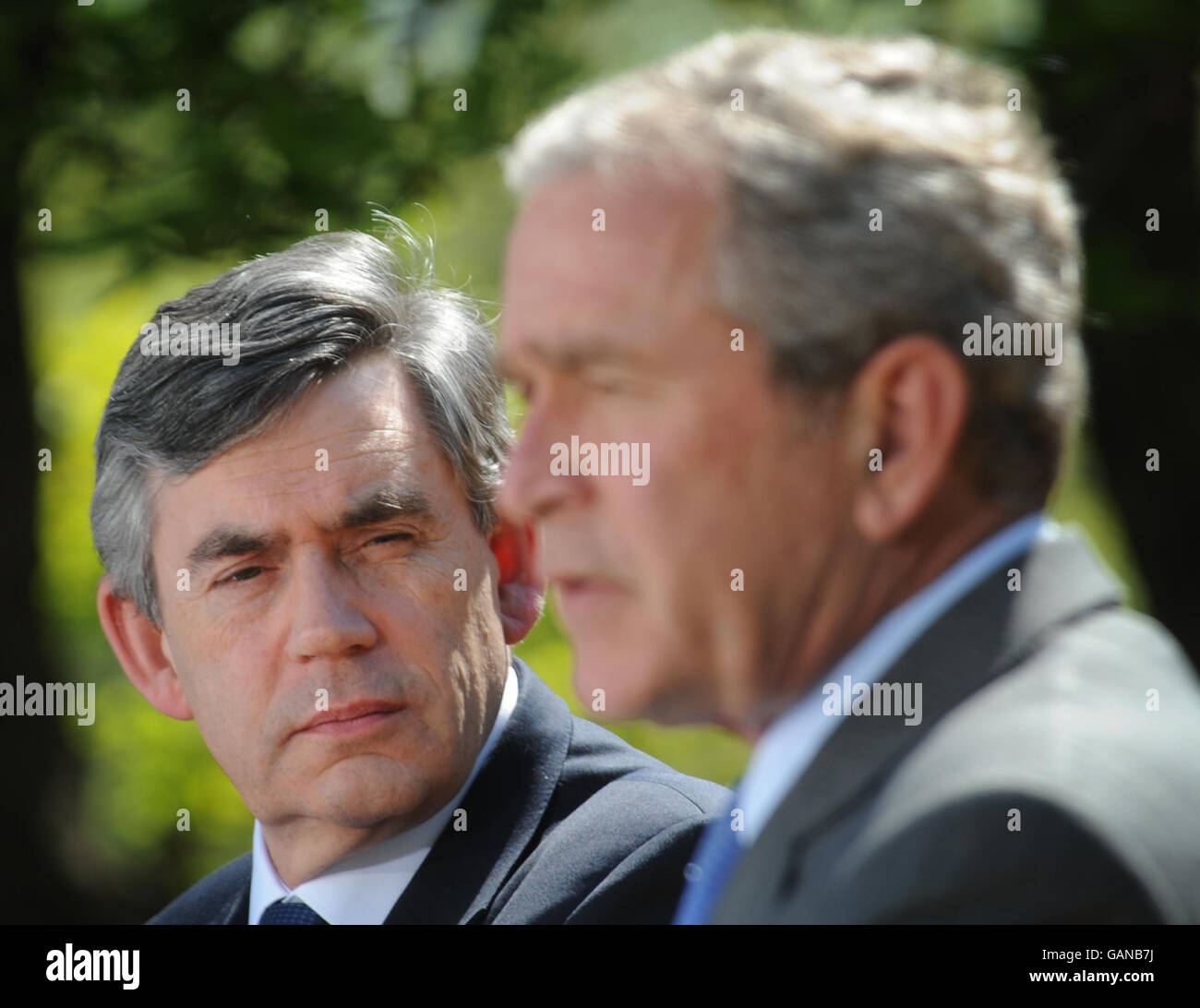 Premierminister Gordon Brown hält heute am zweiten Tag seines dreitägigen Besuchs in den USA eine gemeinsame Pressekonferenz mit dem amerikanischen Präsidenten George Bush (rechts) im Rosengarten im Weißen Haus in Washington ab Stockfoto