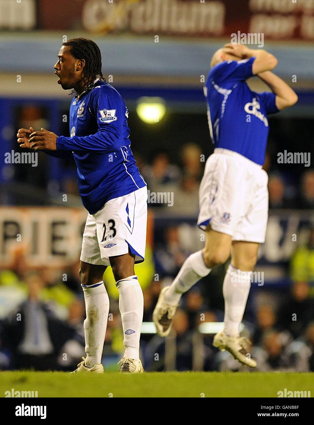 Fußball - Barclays Premier League - Everton gegen Chelsea - Goodison Park. Evertons Lee Carsley (r) und Manuel Fernandes stehen nach einer verpassten Chance niedergeschlagen Stockfoto