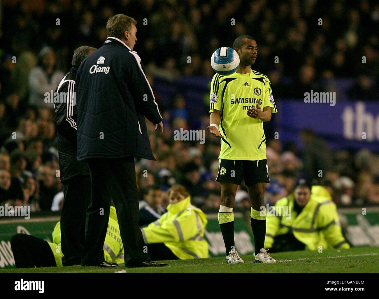 Fußball - Barclays Premier League - Everton gegen Chelsea - Goodison Park. Evertons Manager David Moyes wirft den Ball auf Ashley Cole von Chelsea Stockfoto