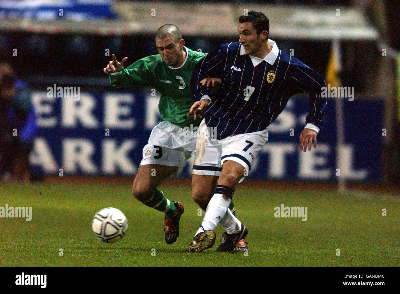 Peter Canero (r) aus Schottland und Paul Tierney aus der Republik Irland Kampf um den Ball Stockfoto