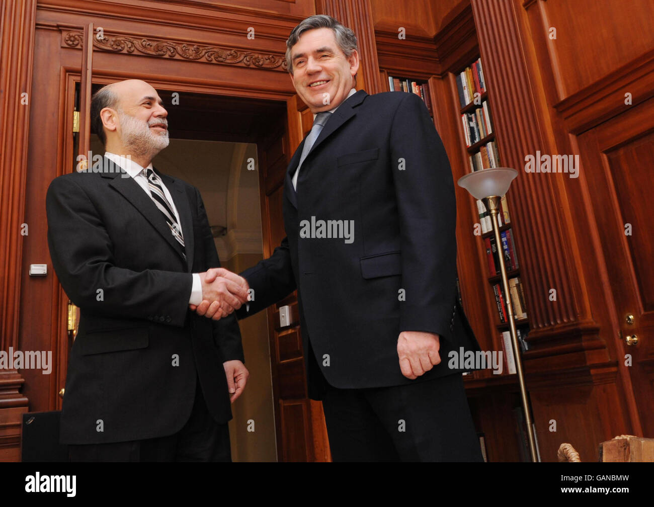 Premierminister Gordon Brown (rechts) trifft sich heute am letzten Tag seines dreitägigen Besuchs in den USA mit Ben Bernanke, dem Vorsitzenden des Federal Reserve Board, in der britischen Botschaft in Washington Stockfoto