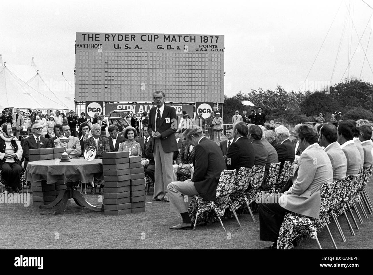 Golf - Ryder Cup - Großbritannien und Irland / USA - Royal Lytham und St Annes. Lord Derby (stehend), während der Eröffnungszeremonie für das Ryder Cup-Spiel. Stockfoto