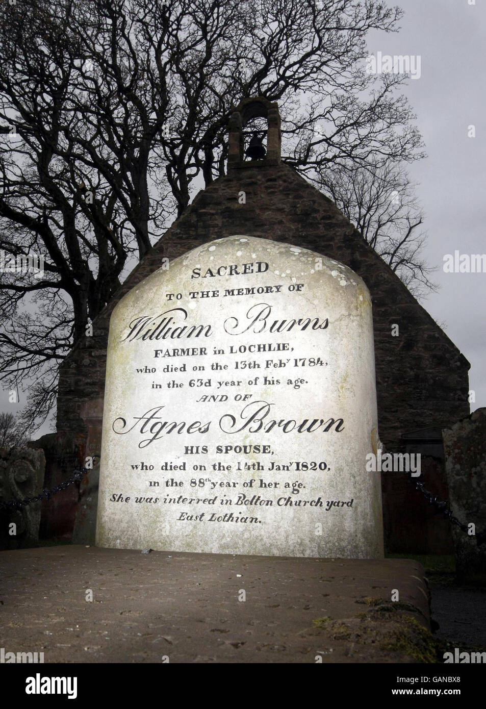 Salmond wird den Kirchhof „Tam O'shanter“ wieder eröffnen. Alloway Auld Kirk und der Grabstein des Vaters von Robert Burnes, William Burnes, in South Ayrshire, Schottland. Stockfoto